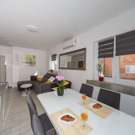 Modern Groundfloor For 2 Apartment