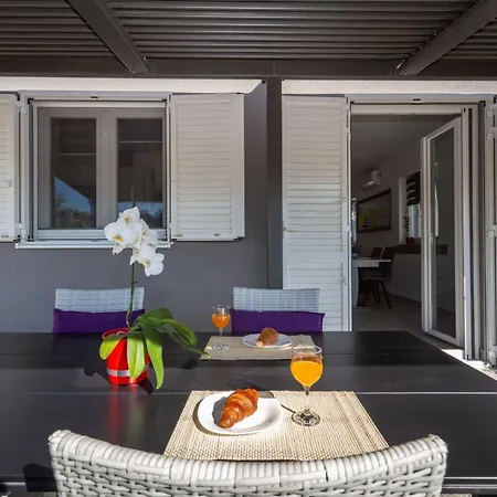 아파트 Modern Groundfloor For 2 비오그라드나모루