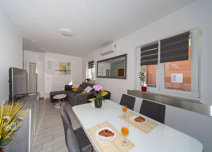 Modern Groundfloor For 2 아파트