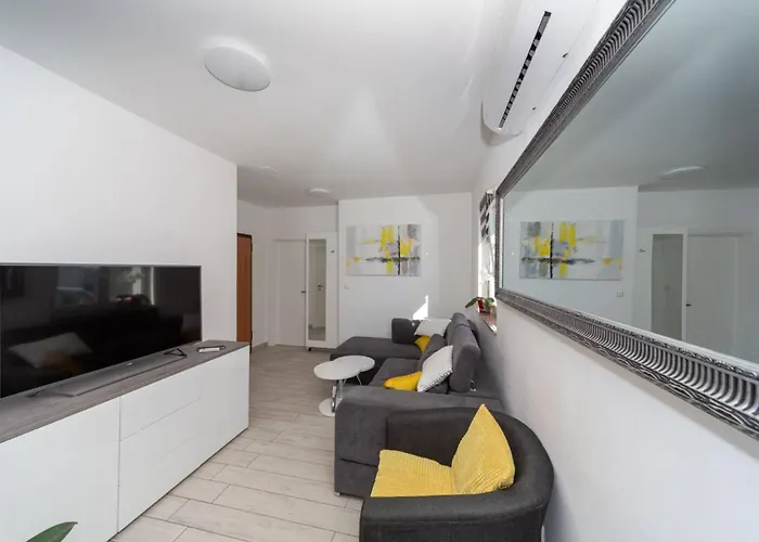 아파트 Modern Groundfloor For 2 비오그라드나모루