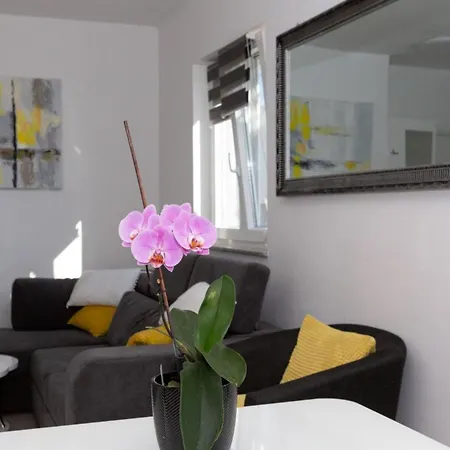 Modern Groundfloor For 2 *