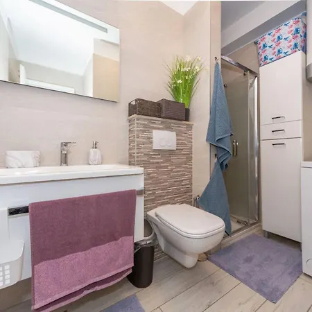 Modern Groundfloor For 2 *